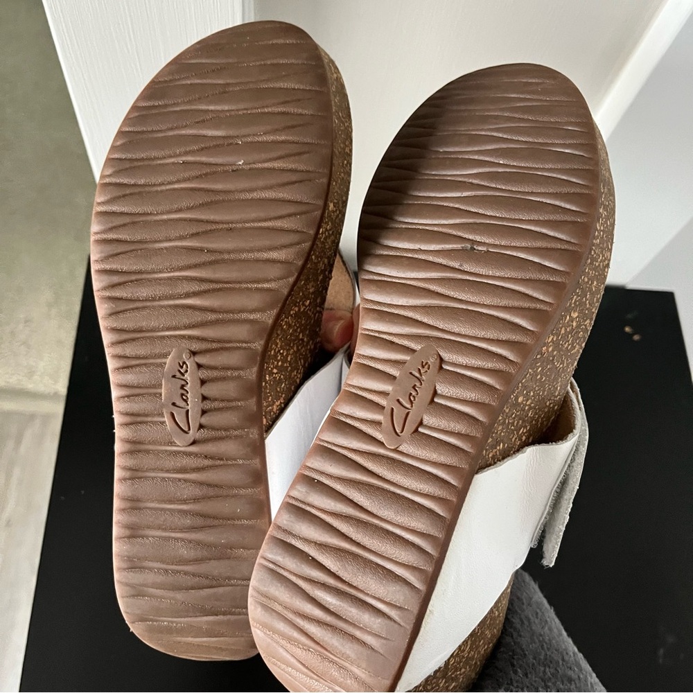 Clark’s Artisan White Leather Wedge  Sandal Sz 8.5 - Picture 8 of 9